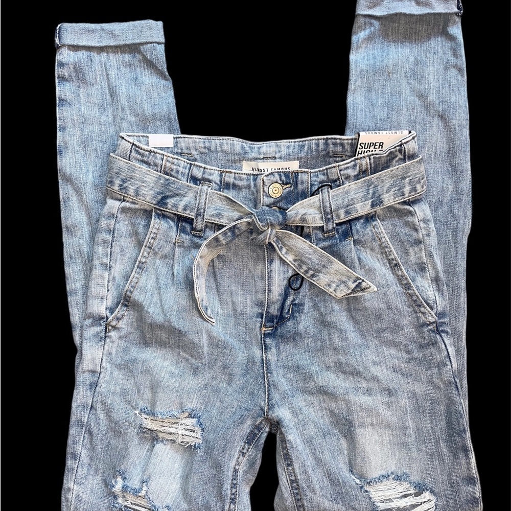 NWT-Jrs ALMOST FAMOUS SZ 1 Super High Rise Trouser Ripped Jeans Paper Bag Belted